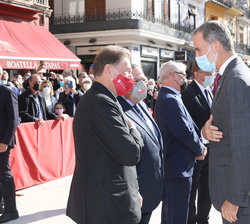 Don Felipe y la ministra de Ciencia e Innovación, Diana Morant son saludados por las autoridades presentes