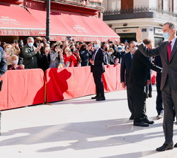 Don Felipe recibe el saludo del público asistente a su llegada