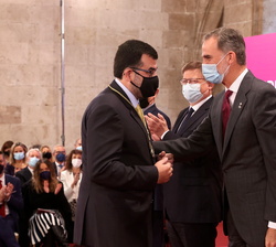Eduardo Batllle, Doctor en Biología Molecular por la Universidad de Barcelona, recibe de Su Majestad el Rey el Premio Rei Jaume I de Investigación Méd