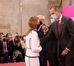 Don Felipe entrega a Nuria Oliver, Doctora en Inteligencia Artificial por el Massachusetts Institute of Technology y cofundadora y vicepresidenta del 