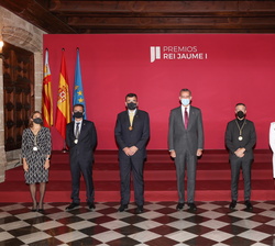 Don Felipe acompañado de los galardonados en la 33 Edición de los Premios Rei Jaume I