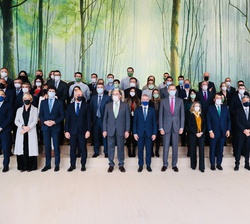 Su Majestad el Rey junto a los asistentes al encuentro con empresas vascas especialmente vinculadas con el Desarrollo Sostenible