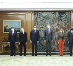 Su Majestad el Rey acompañado por las autoridades asistentes a la promesa de la nueva presidenta del Tribunal de Cuentas, Enriqueta Chicano Jávega