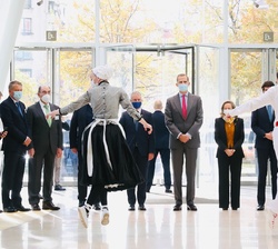 Don Felipe recibe un Aurresku de Honor