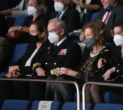 Su Majestad la Reina Doña Sofía durante el concierto acompañada por el jefe de Estado Mayor de la Defensa, la secretaria de Estado de Defensa y la viu