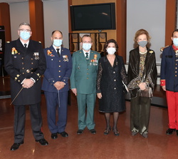 Fotografía de grupo de Doña Sofía con la viuda del general Grau y los directores de las Unidades de Música de la AGRUMAD, de la Guardia Civil, del Man