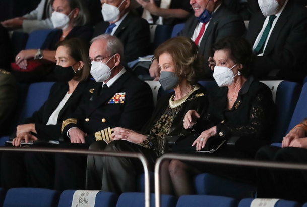 Su Majestad la Reina Doña Sofía durante el concierto acompañada por el jefe de Estado Mayor de la Defensa, la secretaria de Estado de Defensa y la viu