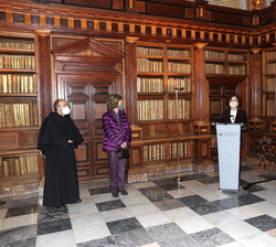 Su Majestad la Reina Doña Sofía durante la intervención de la directora de Colecciones Reales del Patrimonio Nacional, Leticia Ruiz