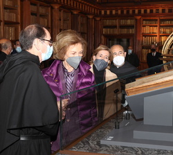 Su Majestad la Reina Doña Sofía durante su recorrido por la exposición de los Códices Alfonsíes 