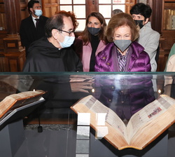 Su Majestad la Reina Doña Sofía durante su recorrido por la exposición de los Códices Alfonsíes junto a la presidenta del Consejo de Administración de