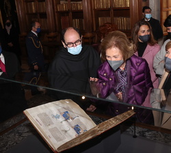Su Majestad la Reina Doña Sofía durante su recorrido por la exposición de los Códices Alfonsíes junto a la presidenta del Consejo de Administración de