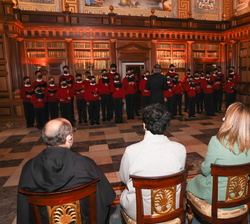 Doña Sofía en primera fila de asientos durnate la interpretación de dos Cantigas Reales a cargo de la Escolanía del Real Monasterio