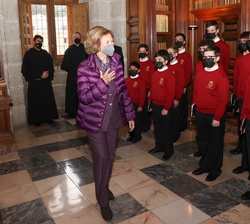 Doña Sofía saluda a la Escolanía del Real Monasterio compuerta por 30 niños de entre 6 y 12 años