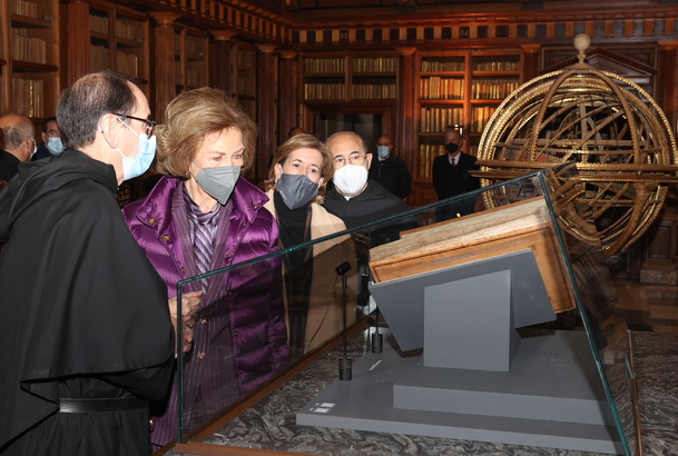 Su Majestad la Reina Doña Sofía durante su recorrido por la exposición de los Códices Alfonsíes 