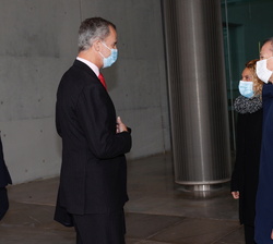 Don Felipe conversa con la presidenta del Congreso de los Diputados, Meritxel Batet; y el presidente del Senado, Ander Gil, antes de partir hacia Suec