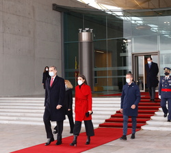 Sus Majestades los Reyes a su llegada al pabellón de Estado del Aeropuerto Adolfo Suárez Madrid – Barajas