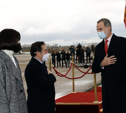 Sus Majestades los Reyes durante los saludos a las autoridades que les acompañan en el viaje de Estado a Suecia