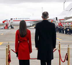 Sus Majestades los Reyes reciben honores antes de partir a Suecia
