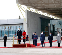 Don Felipe y Doña Letizia reciben Honores de Ordenanza momentos antes de comenzar su Viaje de Estado a Suecia