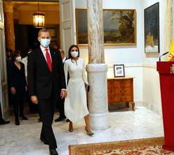 Sus Majestades los Reyes a su llegada a la Embajada de España en Suecia