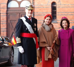Sus Majestades los Reyes recibidos por Sus Majestades los Reyes de Suecia a su llegada a las Caballerizas Reales