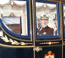 Su Majestad el Rey acompañado por Su Majestad el Rey de Suecia en el carruaje camino al Palacio Real de Estocolmo