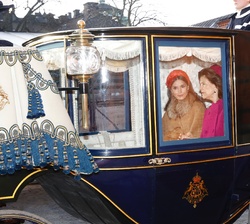 Su Majestad la Reina acompañado por Su Majestad la Reina de Suecia en el carruaje camino al Palacio Real de Estocolmo