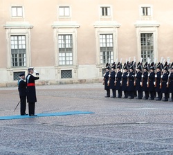 Su Majestad el Rey junto a Su Majestad el Rey de Suecia durante la interpretación de los himnos nacionales