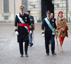 Sus Majestades los Reyes acompañados por Sus Majestades los Reyes de Suecia en el patio interior del Palacio Real