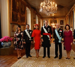 Sus Majestades los Reyes con Sus Majestades los Reyes de Suecia acompañados por Sus Altezas Reales la Princesa Heredara Victoria, el Príncipe Daniel, 