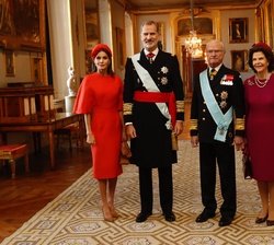 Sus Majestades los Reyes junto Sus Majestades los Reyes de Suecia en el Palacio Real de Estocolmo