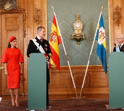 Sus Majestades los Reyes con Sus Majestades los Reyes de Suecia durante sus palabras de saludo en el Palacio Real de Estocolmo