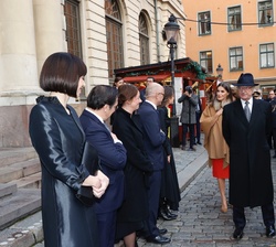 Sus Majestades los Reyes con Sus Majestades los Reyes de Suecia a su llegada al Museo Nobel