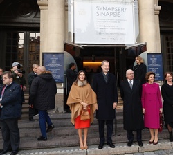 Sus Majestades los Reyes junto Sus Majestades los Reyes de Suecia en las escaleras de acceso al Museo Nobel