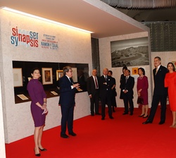 Sus Majestades los Reyes y Sus Majestades los Reyes de Suecia durante su visita a la exposición “Sinapsis. Arte y ciencia de España. De Ramón y 