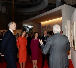 Sus Majestades los Reyes y Sus Majestades los Reyes de Suecia recorren la exposición “Sinapsis. Arte y ciencia de España. De Ramón y Cajal a nue