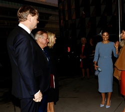Su Majestad la Reina y Su Majestad la Reina de Suecia acompañadas Su Alteza Real la Princesa Victoria son recibidas a su llegada al Hospital Universit