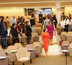 Su Majestad la Reina y Su Majestad la Reina de Suecia acompañadas Su Alteza Real la Princesa Victoria acceden al auditorio Eva y Georg Klein