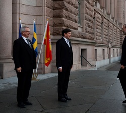 Su Majestad el Rey es recibido por el presidente del Parlamento de Suecia, Andreas Norlén y el secretario general del Parlamento de Suecia, Ingvar Mat