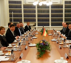 Su Majestad el Rey con el presidente del Parlamento de Suecia durante su encuentro en la sala Talmanskonferensen