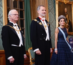 Sus Majestades los Reyes y Sus Majestades los Reyes de Suecia momentos antes del saludo alos invitados