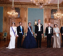 Sus Majestades los Reyes con Sus Majestades los Reyes de Suecia acompañados por Sus Altezas Reales la Princesa Heredara Victoria, el Príncipe Daniel, 