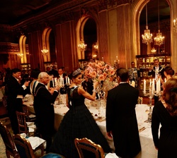 Vista general de la mesa presidencial durante el brindis
