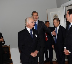 Su Majestad el Rey y Su Majesad el Rey de Suecia reciben el saludo de los empresarios en el Grand Hotel Stockholm