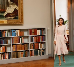 Su Majestad la Reina y Su Majestad la Reina de Suecia acceden a la Biblioteca Bernadotte