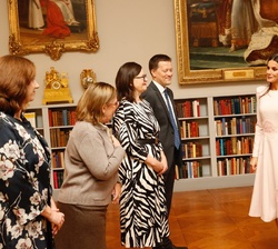 La Reina y la Reina de Suecia reciben el saludo de los responsables de la Biblioteca Bernadotte