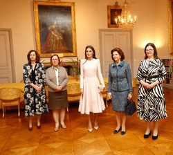 La Reina y la Reina de Suecia con los responsables de la Biblioteca Bernadotte