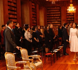 La Reina y la Reina de Suecia en el interior de la Biblioteca Bernadotte
