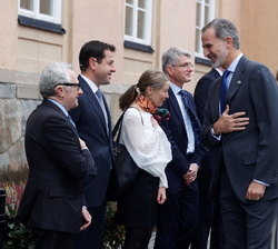 Su Majestad el Rey a su llegada al Instituto de Tecnología (KTH) recibe el saludo de las autoridades y directivos del centro