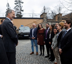 Su Majestad el Rey conversa con una representación de los trabajadores del centro